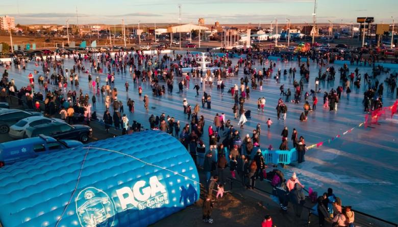 Plaza de las Americas: con una noche de juegos, música y diversión sobre hielo