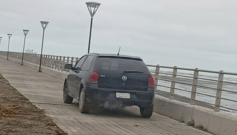 Multarán a un conductor por circular por la bicisenda y arrojar escombros en la Costanera