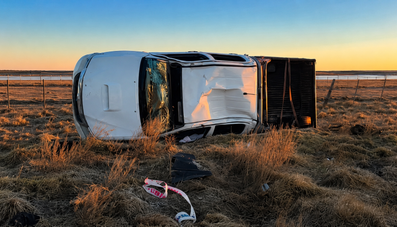 Una camioneta de una constructora volcó en la circunvalación y el conductor fue hospitalizado