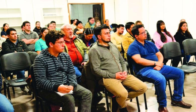 Buscó mostrar fuerza con la crisis educativa y terminó ante una sala casi vacía