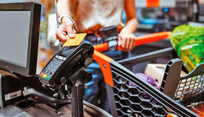 Supermercados llevan siete meses en caída y el crédito sostiene el changuito