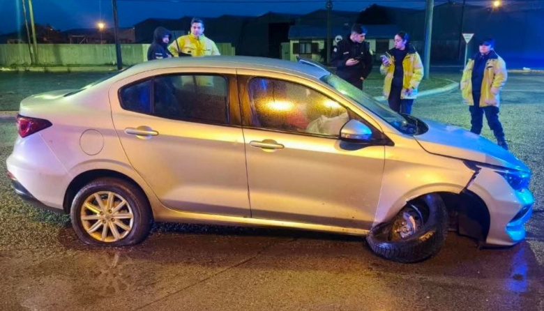 Perdió el control y terminó despistando en el acceso al aeropuerto