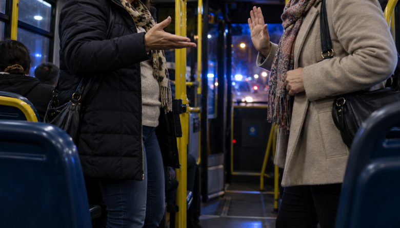 Se pelearon en un colectivo de Río Grande y el chofer frenó frente a una comisaría