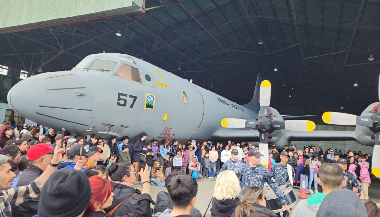 Una multitud copó la Base Aeronaval y disfrutó de cerca los aviones y helicópteros de la Armada