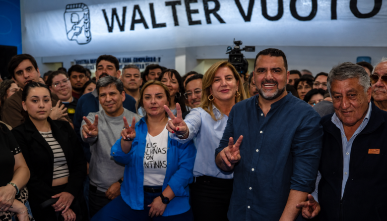 Presentó la renuncia, fue al acto y denunció operaciones: el recorrido que Martínez salió a explicar