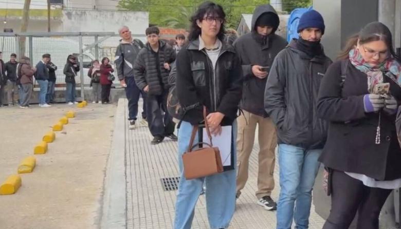 Argentina pierde empleos y el salario mínimo es el más bajo en 23 años