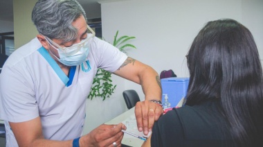 Empleados de la Municipalidad de Ushuaia reciben vacunas de refuerzo contra el COVID-19