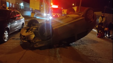 Volcó y terminó impactando con un auto estacionado