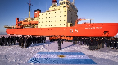 El rompehielos Almirante Irízar inició la Campaña Antártica
