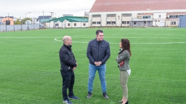 El Intendente recorrió la etapa final de la cancha municipal de césped sintético