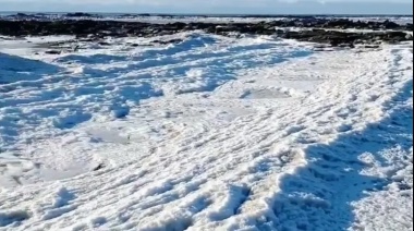 Se congelaron las olas del mar en Tierra del Fuego
