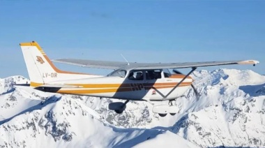 Un piloto aterrizó en una laguna congelada y espera que lo rescaten