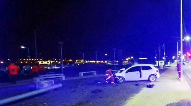 Dos jóvenes mujeres fueron trasladadas al hospital tras impactar un poste