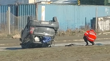 Conductor en aparente estado de ebriedad chocó con otro auto y terminó volcando