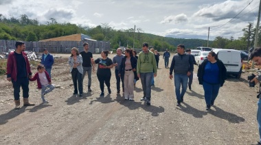 La legisladora Dos Santos y el Ministro de Economía recorrieron barrios de Tolhuin