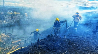 Incendio en el aserradero El Litoral moviliza a bomberos y Defensa Civil en Tolhuin