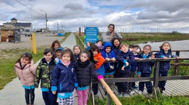 Pequeños investigadores instalan un cartel en la Laguna de los Patos