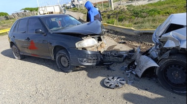 Chocaron un taxi y un automóvil particular y los dos conductores terminaron en el hospital