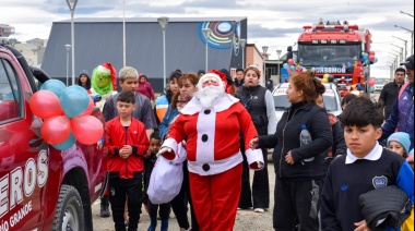 Papá Noel y el Grinch recorrieron distintos barrios de la provincia
