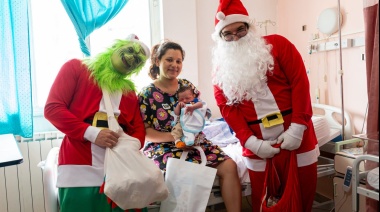 Papá Noel visitó los centros de salud y hospitales provinciales para alegrar a los más pequeños