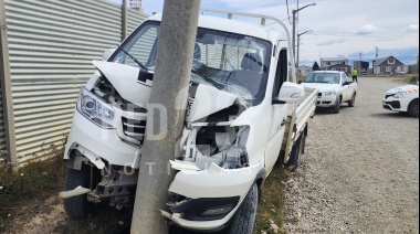 Camión municipal impactó contra un poste de alumbrado