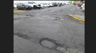 El estacionamiento del aeropuerto de Río Grande plagado de pozos