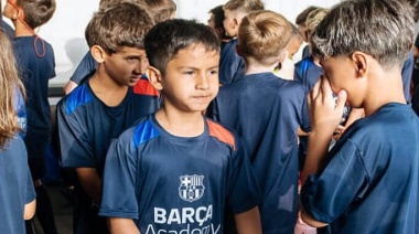 Simón, un niño riograndense de 8 años brilla en el Barcelona