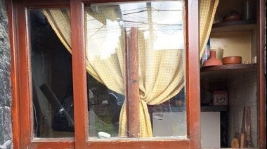 Borracho rompió la ventana de un vecino con un bloque