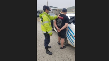 Robó una bici amenazando al dueño, escapó y al ser detenido le dio un cabezazo al patrullero
