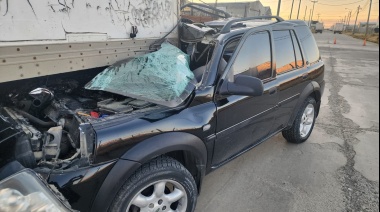 Terrible choque de una camioneta contra un semi estacionado