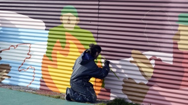 Río Grande inmortaliza la historia de la Vigilia por Malvinas en un mural conmemorativo