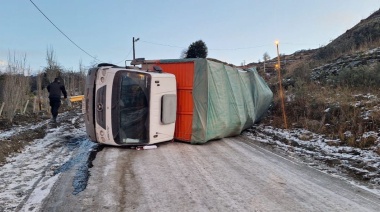 Volcó camión de la empresa Vesprini por hielo en la calzada