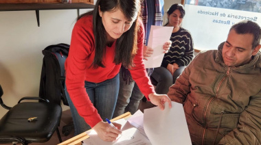 El Municipio de Tolhuin entregó una nueva licencia de taxi en el marco de su política de inclusión laboral