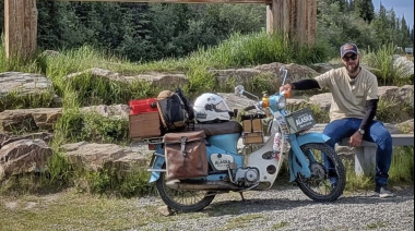 "Pablito Viajero" concretó su recorrido y unió Ushuaia con Alaska en una moto C90
