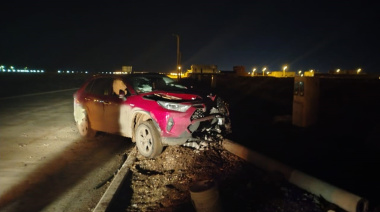 Camioneta chocó contra un poste a la madrugada