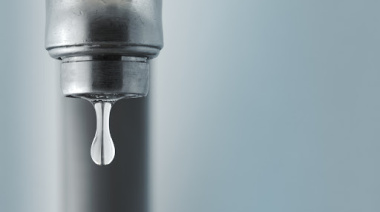 Por reparación de urgencia, baja la presión de agua