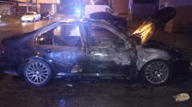 Incendio afectó a dos vehículos estacionados en calle Gandhi al 900