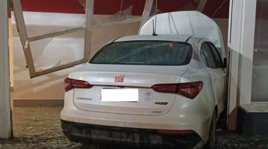 Un Fiat Cronos se metió dentro de un local