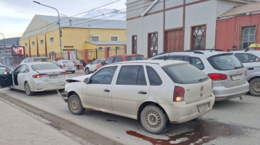 Frenó de golpe y produjo choque en cadena
