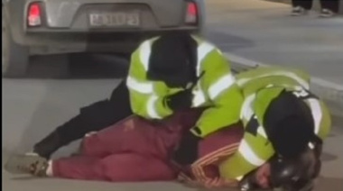 Detuvieron a motociclista que intentó evadir control y le pisó el pie a un policía con su moto
