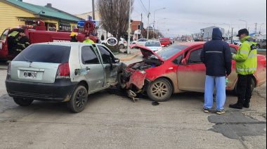 Fuerte choque en cruce semaforizado: una persona herida