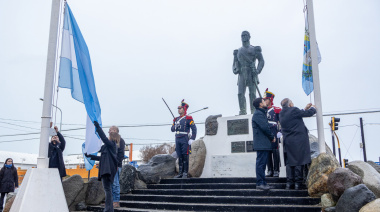 Por ordenanza, la Bandera del Ejército de los Andes se izó este 17 de agosto