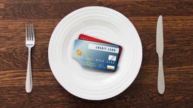Comer fiado: casi la mitad de las compras de alimentos ya se pagan con tarjeta