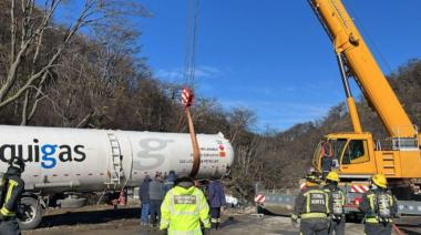 Tras un megaoperativo, sacan el camión con gas que se desbarrancó en Río Olivia