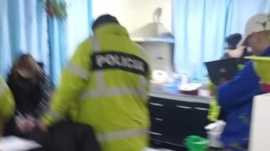 Docente denunció allanamiento violento en su casa, delante de sus hijas y de su padre con discapacidad