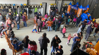 El Cuartel de Bomberos de Tolhuin celebra el Mes de la Niñez con gran éxito