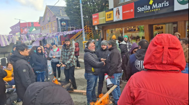 Estatales rodearon con protesta la Casa de Gobierno