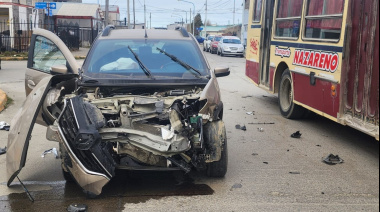 Violento accidente entre un colectivo y un automóvil dejó dos heridos