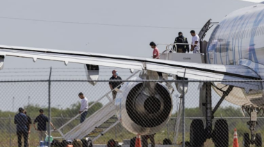 16 argentinos expulsados de EE.UU. llegan a Ezeiza bajo hermetismo oficial
