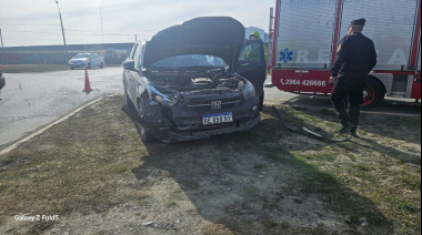 Colisión entre un Chevrolet Cronos y un Toyota Yaris en la rotonda de La Trucha